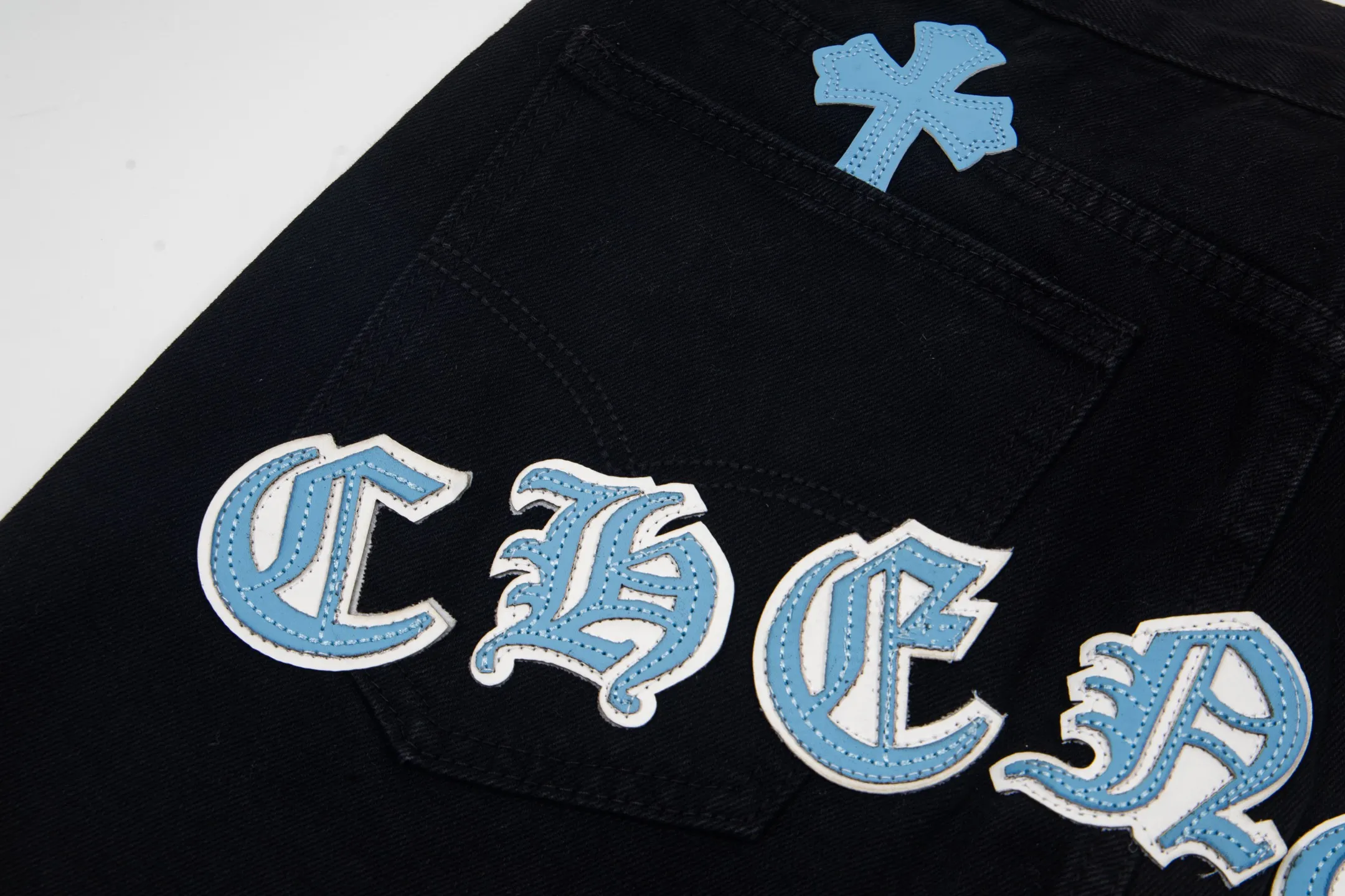 P260 Chrome Hearts Black Pants Sanskrit Blue and White Patch Leather Jeans CH jeans need to be washed before being dismantled and then hand-stitched with sheepskin cross leather and then spliced ​​together. The whole piece has too many craftsmanship to describe. The patches are decorated with cross patterns and the high-waisted washed jeans! ! Absolutely high-end luxury products, god-level single products and super popular products, made with top heavy industry, a must-see magic weapon. Customized hardware. The fabric is thick and soft after washing. It has good breathability. Customized small leather label. Unique design. The details are simple and elegant, and the workmanship is exquisite. The entire trousers are neatly routed and the details are in place! It’s so cool that both men and women can easily control the genderless trend! Style number: 1873# Color: black Size: 28 30 32 34